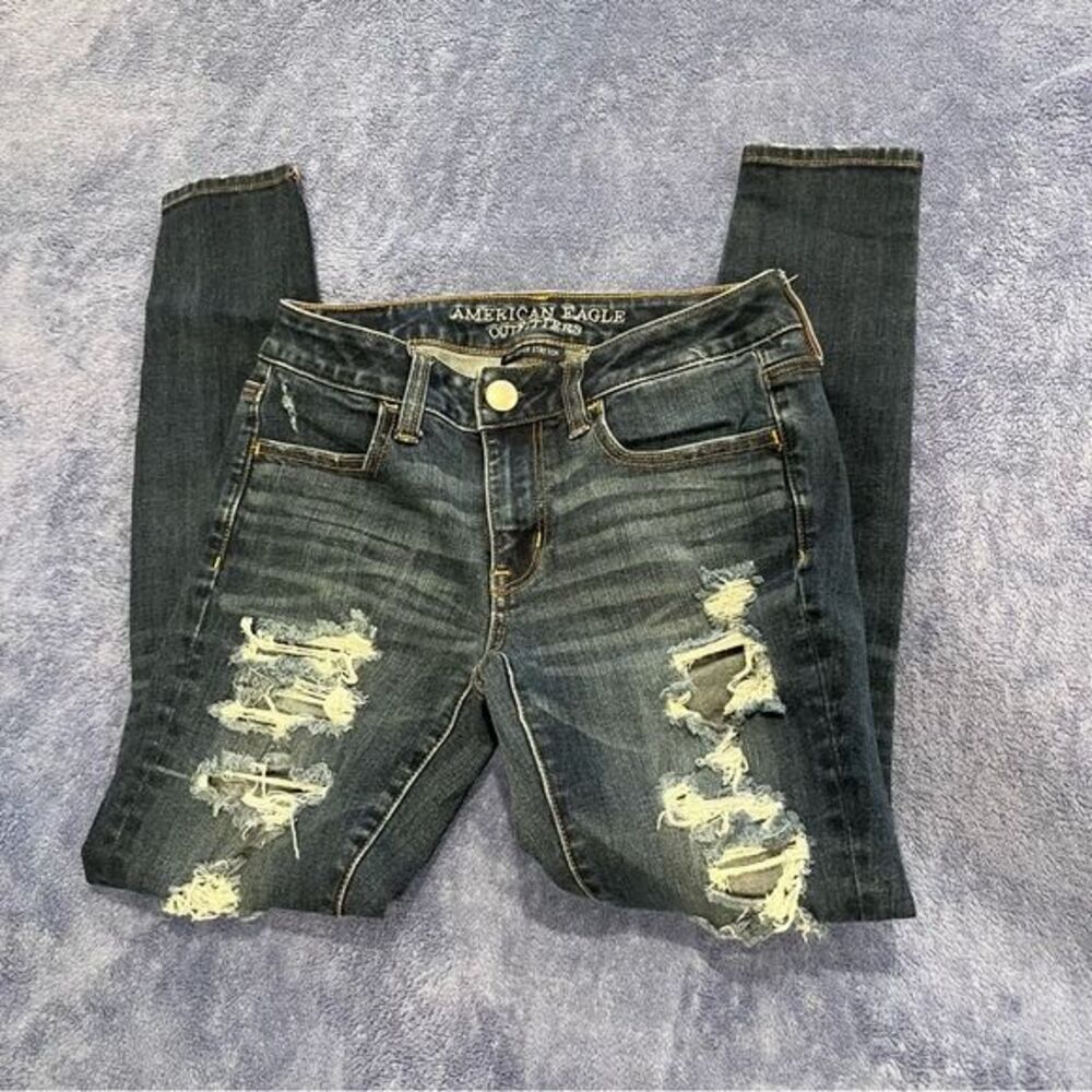 American Eagle Outfitters Women's Distressed Blue Jeans